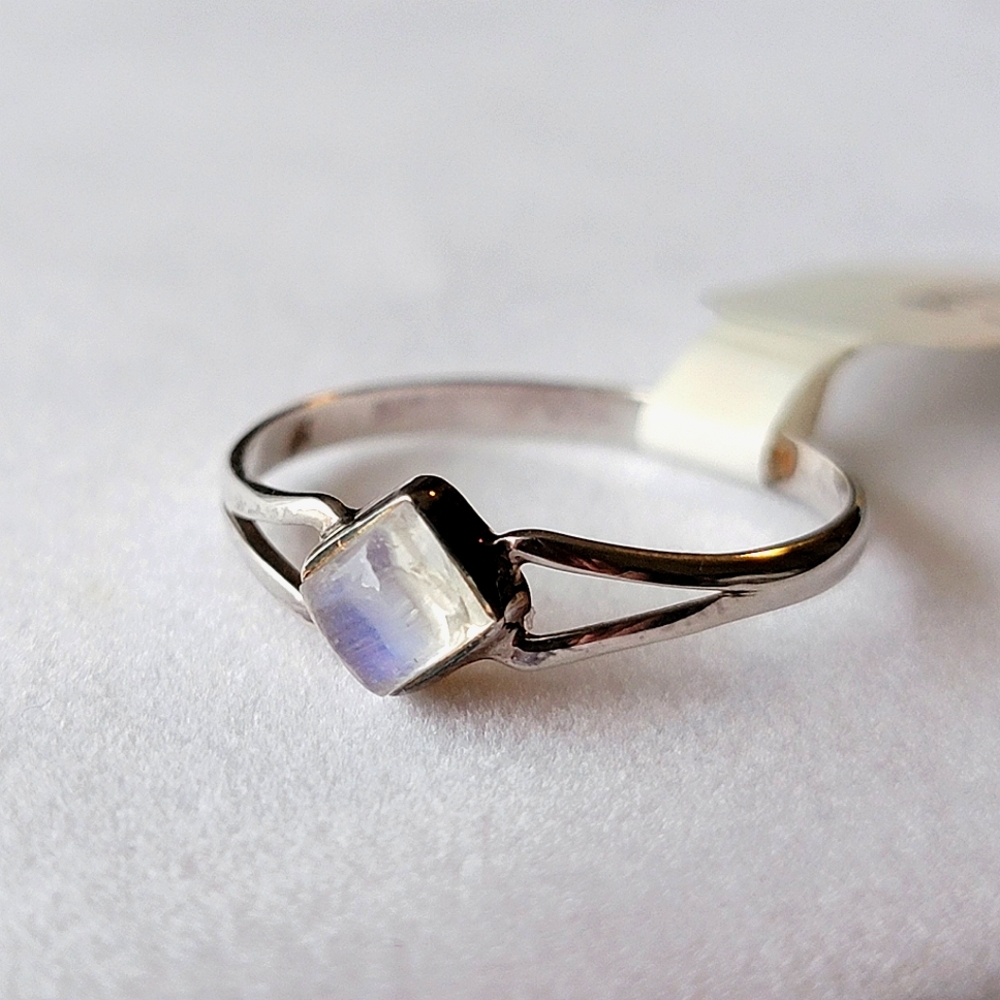 Sterling Silver Moonstone Ring Blue Flash Size 8 Dainty Split Shank